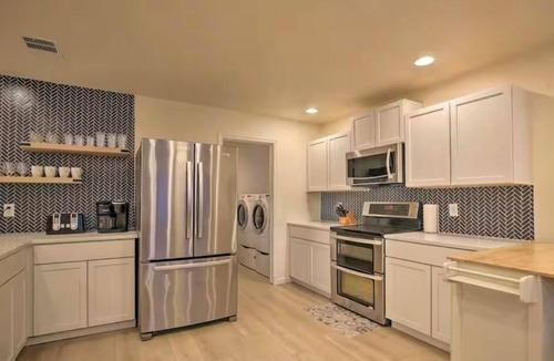 San Marcos House | Insurance, crews, family house. 2 kings, firepit