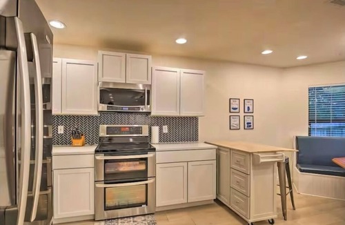 San Marcos House | Insurance, crews, family house. 2 kings, firepit