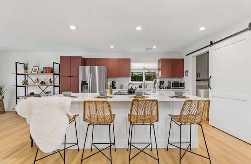 Shadow Mountain House | Int Designed | Single Level | AC | Hottub | 5min to DT