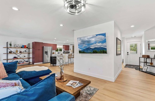 Shadow Mountain House | Int Designed | Single Level | AC | Hottub | 5min to DT