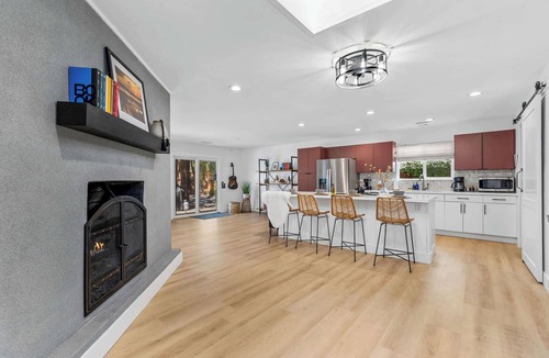Shadow Mountain House | Int Designed | Single Level | AC | Hottub | 5min to DT