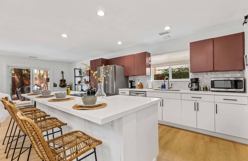 Shadow Mountain House | Int Designed | Single Level | AC | Hottub | 5min to DT