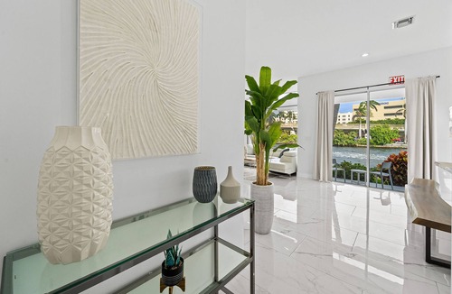 Hollywood South Central Beach Cottage | Intercostal beauty with heated pool + Spa!