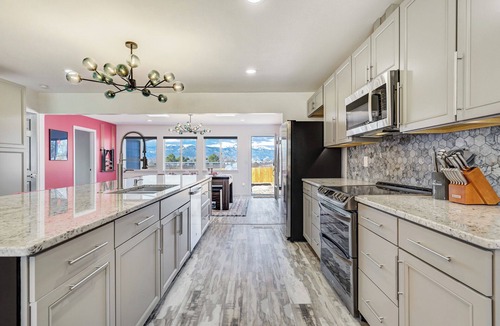 Cimarron Hills House | Interstellar Villa with 180° Mountain Range Views