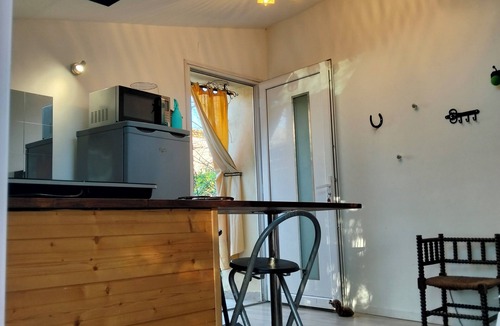 Saint-Paulet-de-Caisson Apartment | Intimate studio in the trees