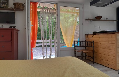 Saint-Paulet-de-Caisson Apartment | Intimate studio in the trees