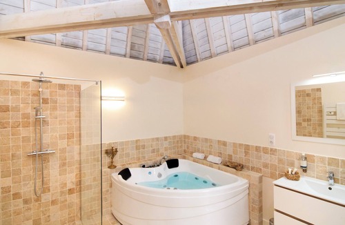 Noyant-et-Aconin Bed & Breakfast | INTIMATE CABIN WITH PRIVATE JACUZZI