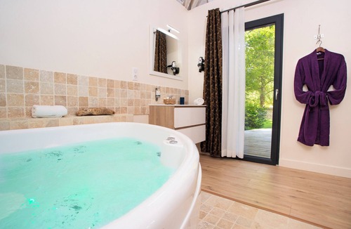 Noyant-et-Aconin Bed & Breakfast | INTIMATE CABIN WITH PRIVATE JACUZZI