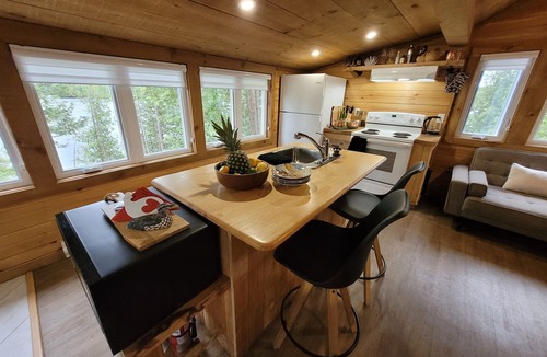 Val-des-Monts Ski Chalet | Intimate Cottage plus Loft with Epic Lake Views
