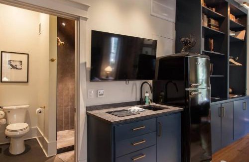 Thomas Square House | Intimate Library Studio - Minutes to Forsyth Park