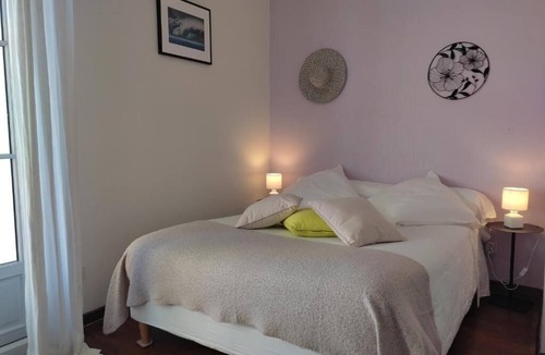 Oloron-Sainte-Marie Bed & Breakfast | Intimate Room with Terrace - OSSAU