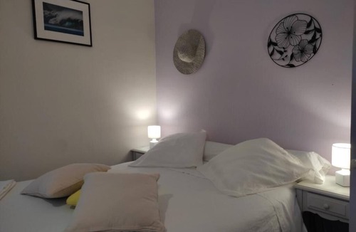Oloron-Sainte-Marie Bed & Breakfast | Intimate Room with Terrace - OSSAU