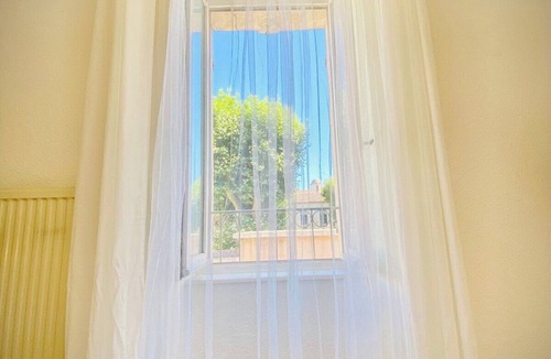 Avignon City Centre Apartment | INTRA-MUROS ★ PRIVATE PARKING ★ SELF CHECK-IN ★ 50" SMART TV