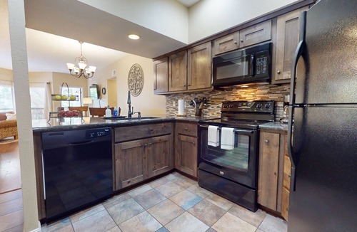 New Braunfels Condo | INV 115: Comal access, pool, walk to Schlitterbahn! : Free Tubes with Rental!