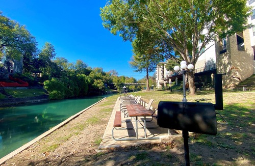 New Braunfels Condo | INV 115: Comal access, pool, walk to Schlitterbahn! : Free Tubes with Rental!