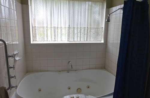 Inverloch Hotel | Inverloch Central Motor Inn