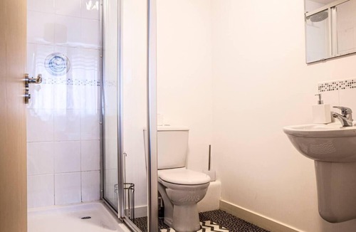 Wolverhampton Apartment | Inviting 2-Bed Apartment in Wolverhampton