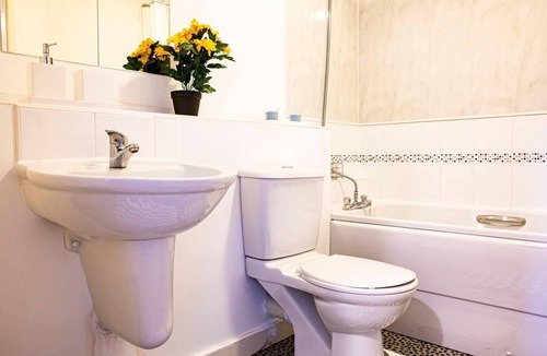 Wolverhampton Apartment | Inviting 2-Bed Apartment in Wolverhampton