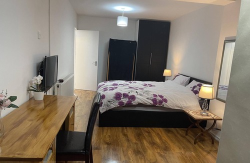 Heathrow Villages Apartment | Inviting 2-Bed Apartment near Heathrow