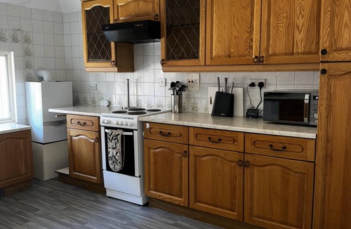 Canford Cliffs Apartment | Inviting 2-Bed Apartment in Poole