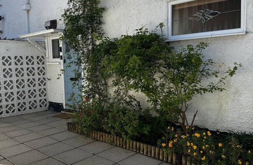 Canford Cliffs Apartment | Inviting 2-Bed Apartment in Poole