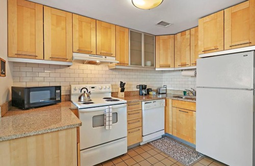 Hyde Park Apartment | Inviting 2-Bedroom Apt in Hyde Park - The Blackwood rep