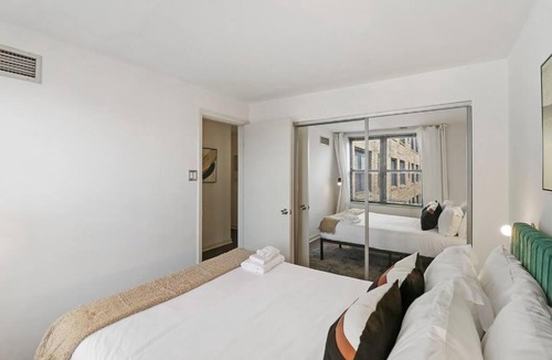 Hyde Park Apartment | Inviting 2-Bedroom Apt in Hyde Park - The Blackwood rep