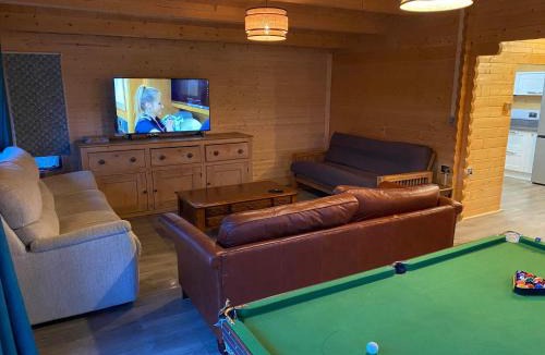 Ashton Under Hill House | Inviting 2-Bedroom Cabin in Ashton Under Hill