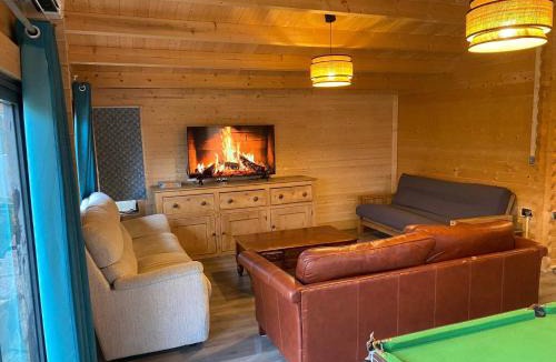 Ashton Under Hill House | Inviting 2-Bedroom Cabin in Ashton Under Hill