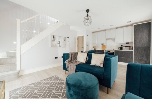 Dorking Apartment | Inviting 2BR House in Dorking