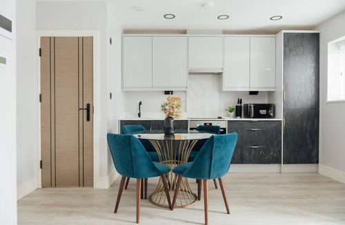 Dorking Apartment | Inviting 2BR House in Dorking