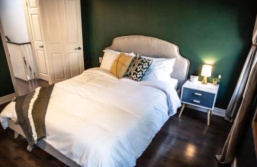 Cabbagetown South House | Inviting 2BR Townhouse with 2 WFH Setups and WiFi