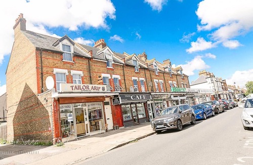 Bromley Common and Keston Apartment | Inviting 3-Bed Apartment in Bromley