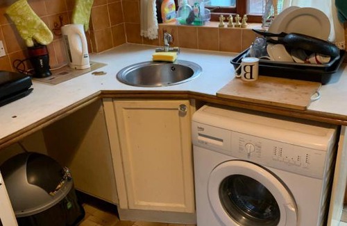 Crawley House | Inviting 4-Bed House in Crawley