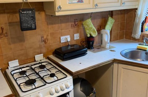 Crawley House | Inviting 4-Bed House in Crawley