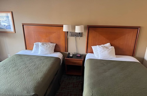 Harriman Hotel | Inviting 4-Room Stay with Complimentary Parking & Continental Breakfast