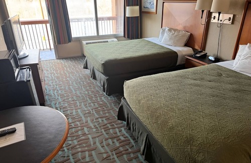 Harriman Hotel | Inviting 4-Room Stay with Complimentary Parking & Continental Breakfast