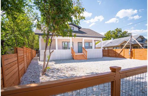 Highland Park House | Inviting 4BR2BA Near Downtown Riverwalk