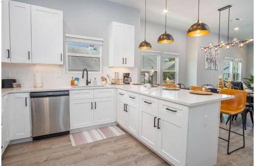 Highland Park House | Inviting 4BR2BA Near Downtown Riverwalk