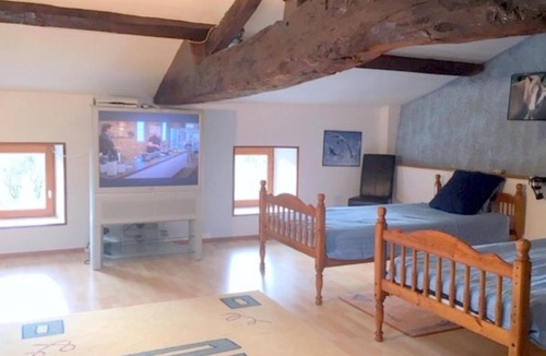 Cravans Villa | Inviting 6-Bed Farmhouse