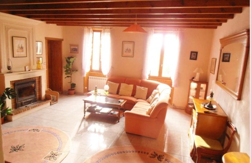 Cravans Villa | Inviting 6-Bed Farmhouse