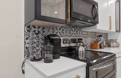 Glen Echo Apartment | Inviting 7 Bed Home with Hot Tub and Fire Pit