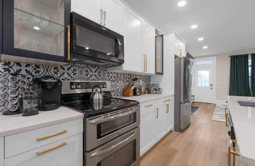 Glen Echo Apartment | Inviting 7 Bed Home with Hot Tub and Fire Pit