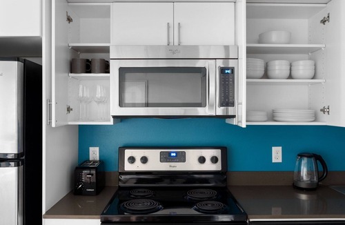 West Woodland Apartment | Inviting Ballard Studio w/BBQ & W/D, nr Shops, by Blueground