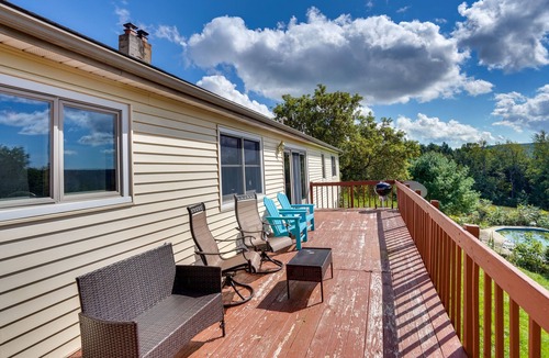 Berne House | Inviting Berne Getaway w/Deck - Pets Welcome!