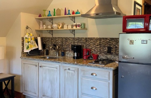 Newark Apartment | Inviting, comfortable & private suite near Univ.