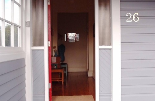 Martinborough Cottage | Inviting cottage close to the square