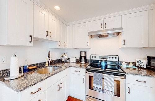 Cataumet Cottage | Inviting cottage with golf nearby, central AC, & full kitchen