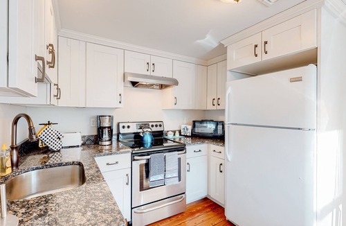 Cataumet Cottage | Inviting cottage with golf nearby, central AC, & full kitchen