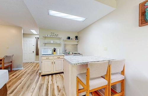 Baneberry House | Inviting & Cozy Studio, Sleep 4, Shared Gym & Games